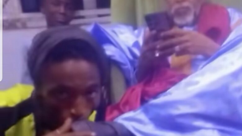 Kalli Bidiyon yanda wani ke sumbatar Qàfàr babban dan Marigayi Sheikh Dahiru Usman Bauchi wanda ya gajeshi