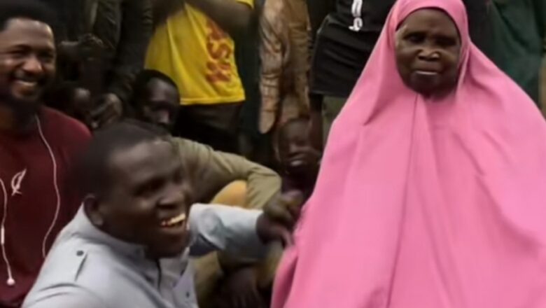 Kalli Bidiyon yanda Rarara ya kai Mahaifiyarsa Masallacin da ya gina