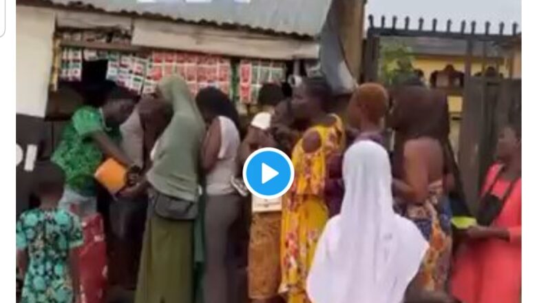 Allah Sarki, Kalli Bidiyon yanda wani dan Najeriya ya sayi Buhun shinkafa ya rabawa mutane kyauta saboda murnar shugaba Tinubu ya nada janar Christopher Musa Ministan tsaro