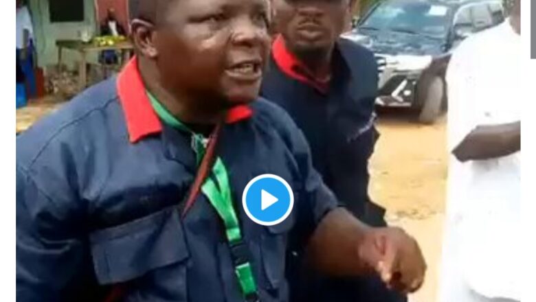 Kalli Bidiyon yanda jami’in tsaron Civil Defence ke tonawa wani na hannun daman Gwamna Asiri cewa shine ke daukar nauyin Tshàgyèràn dake hana mutane zàmàn Lafiya