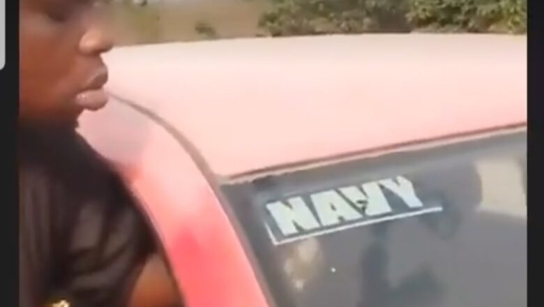 Kalli Bidiyon yanda Sojan Ruwa ya tursasawa wani me mota cire hoton NAVY da ya saka a motarsa