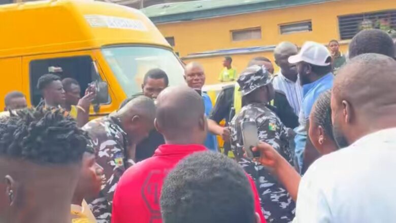 Kalli Bidiyon yanda matasa suka lakadawa wani Dansanda na Jàkì saboda zargin yayi sàtà