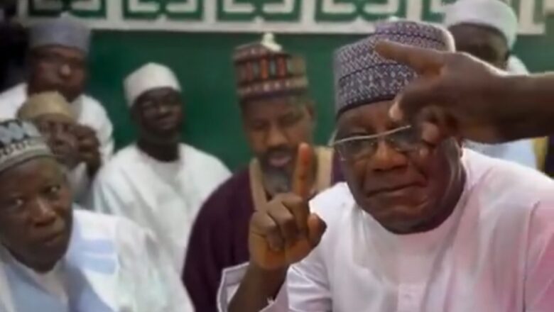 Masha Allah: Kalli Bidiyon yanda su Ganduje da Sanata Barau suka musuluntar da wani babban jami’an Gwamnati a Abuja