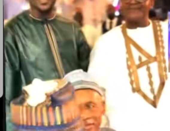 Kalli Bidiyon ya da Masoya Sarkin Waka ke ta Murna bayan sa Aliko Dangote ya kira Nazirun dan su dauki hoto a wajan taro