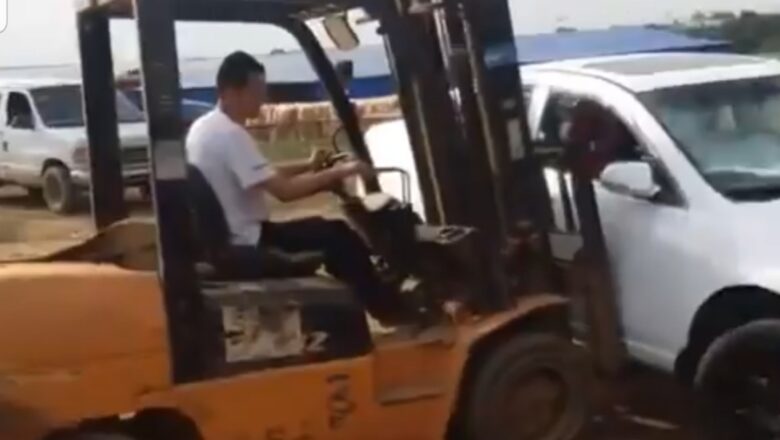 Ya yima wani dan kasar China aiki be biyashi ba, kalli Bidiyon abinda dan Chinan ya masa bayan da ya je karbar kudin aikinsa