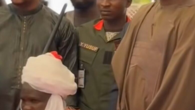 Kalli Bidiyon: Kalar Nadin Rawanin da aka yiwa Rarara a wajan sarautar Sarkin Wakar kasar Hausa da aka masa ya dauki hankula