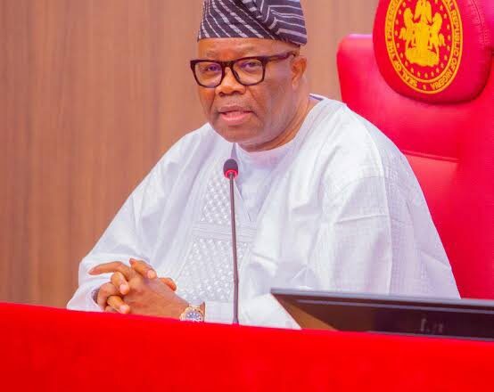 Da Duminsa: Kakakin Majalisar Dattijai, Sanata Godswill Akpabio ya halarci zaman majalisar na yau yayin da ake rade-radin cewa ya yanke Jiki ya Fhàdì an garzaya dashi Asibiti