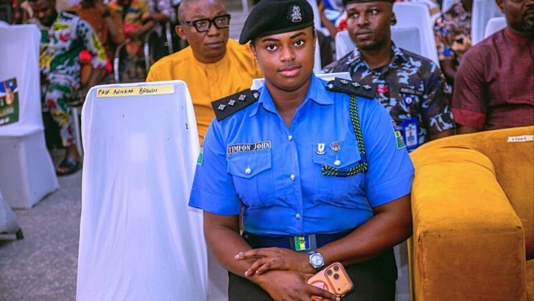 Kalli Hoto: Nuna wayar ta ta iPhone 17 Pro Max ta jawowa kakakin ‘yansandan jihar Akwa-Ibom cece-kuce inda da yawa ke cewa Albashinta bai isa ya saya mata wayar ba