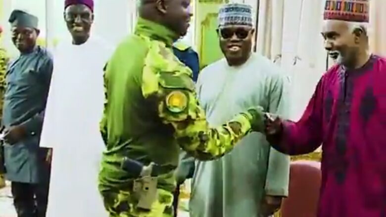 Kalli Bidiyon: Kalar Gaisawar da shugaba Traore yayi da Wakilan Najeriya da suka je bashi hakuri ta dauki hankula