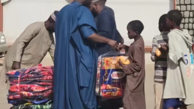 Allah Sarki: Yayin da aka shiga yanayin Sanyi, Wannan bawan Allahn ya tara Almajirai yana basu kyatar Bargo da abinci