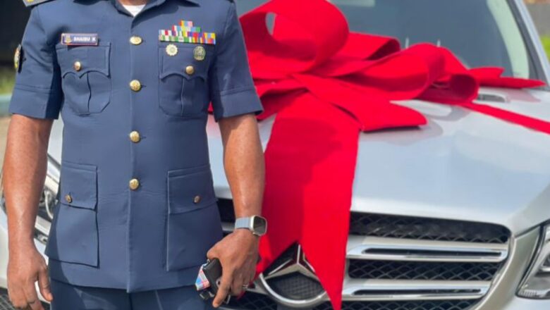 Matar wannan sojan ta mai kyautar ban Mamaki inda ta bashi sabuwar mota ranar da aka kara masa mukami