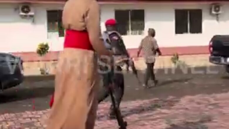 Basaraken kudancin Najeriya, Olu of Warri kenan a wannan Bidiyon yake tafiya akan Scooter