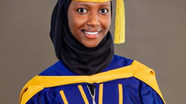 Bayan kammala makarantar Sakandare taki zuwa Jami’a inda ta cewa iyayenta Qur’ani take son haddacewa