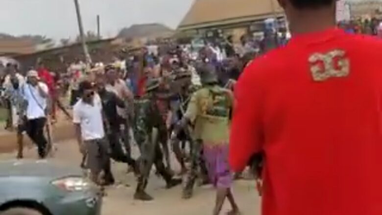 Kalli Bidiyon: Yanda jama’ar gari suka kori sojojin Najeriya daga titi saboda yawansu