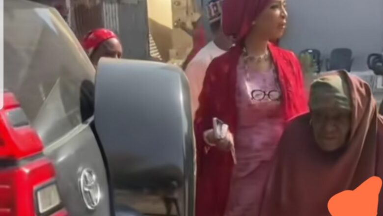 Kalli Bidiyon: Yanda Ministar Al’adu da Yawon Bude Ido, Hannatu Musa Musawa ta dauki wata tsohuwa dake tafiya da kyar zuwa masallaci a motarta, ta kaita masallacin
