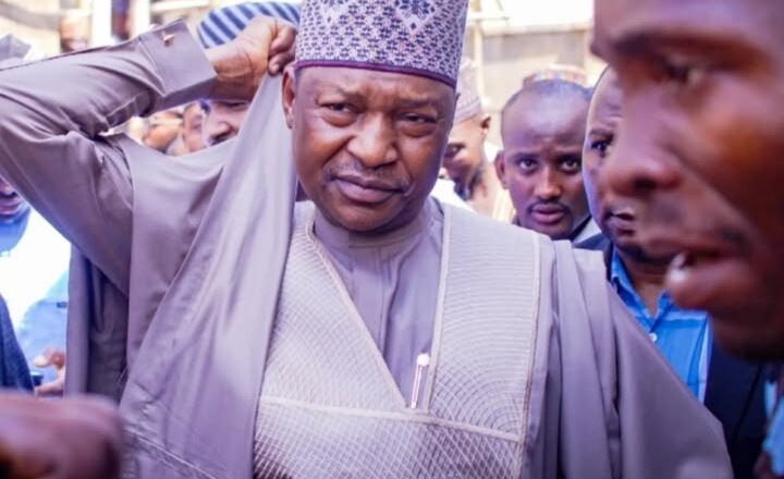 A binciken da take yiwa tsohon Ministan shari’a Abubakar Malami, EFCC tace ta gano Malamin ya saiwa ‘ya’yansa gidajen Sama da Naira Biliyan 4