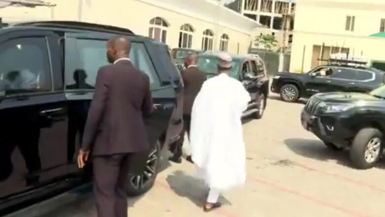 Kalli Bidiyon: Ganin Malam Nuhu Ribadu tare da shugaban kasa, Bola Ahmad Tinubu a mota daya ya jawo cece-kuce