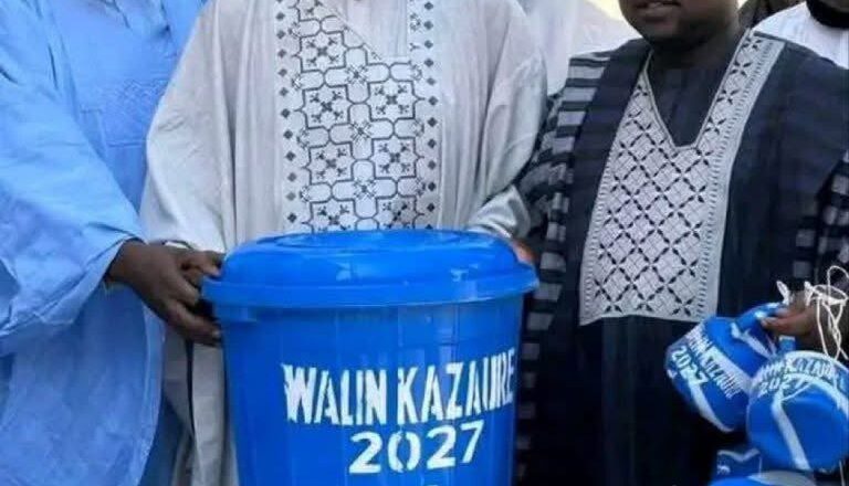 Dan siyasa daga jihar Jigawa ya dauki hankula bayan rabawa matasa tallafin Robobi