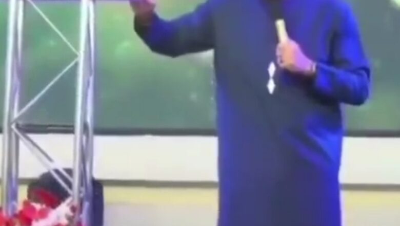 Kalli Bidiyon yanda Fasto Chris Okafor ya durkusa a gaban mutanen cocinsa yana neman Afuwarsu inda yace zargin da Doris Ogala ta mai gaskiyane amma yana neman Afuwa