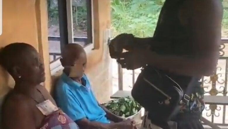 Kalli Bidiyon: Matashi yanawa mahaifiyarsa ruwan kudi a gaban Mahaifinsa, wasu sun yaba masa inda wasu suka ce be kyauta ba