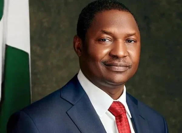 Ban yadda da shugaban EFCC ba, ba zai min Adalci ba dan haka a canjashi>Inji Tsohon Ministan shari’a, Abubakar Malami