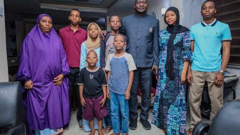 Da Duminsa: Ministan Tsaro ya kaiwa Iyalan Marigayi Janar Muhammad Uba ziyara