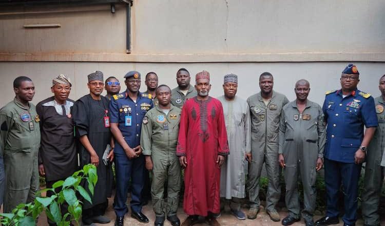 Kalli Hotunan Ministan harkokin kasashen waje, Yusuf Tuggar da sojojin Najeriya 11 da kasar Burkina Faso ta tsare inda ya tabbatar da an sakesu