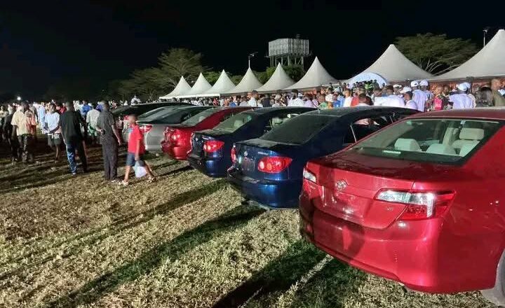 Dan Gidan Gwamnan jihar Edo ya jawo cece-kuce bayan da ya rabawa hadimansa Motoci 10