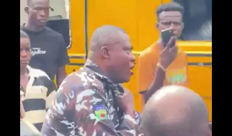 Hukumar ‘yansandan Najeriya ta yi magana kan dansandan da aka ga matasa na Dùqànsà saboda zargin yayi sàtà