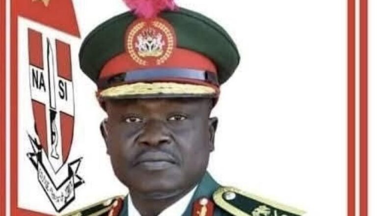 Wani Tsohon Janar yace Tun zamanin Buhari an kama wasu dake da hannu a matsalar tsaron Najeriya wanda ke da alaka da Janar Tukur Yusuf Buratai, da Abubakar Malami, da Godswin Emefiele da tsohon shugaban sojoji Gen. Faruk Yahaya (rtd) 