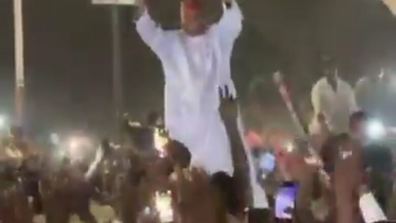 Kalli Bidiyon yanda Gwamna Abba Kabir Yusuf ya fito ya gaisa da masoyansa da suka je tayashi murnar sabuwar shekara a daren jiya