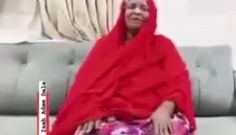 Kalli Bidiyon: Abinda Mahaifiyar Gwamnan Kano, tace akan Kwankwaso