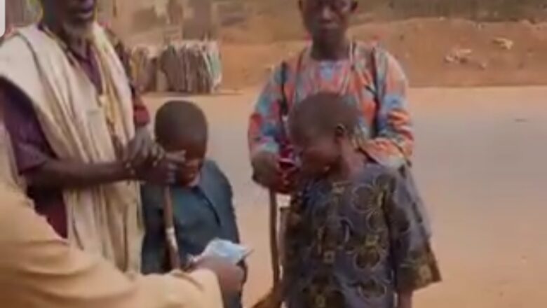 Kalli Bidiyon: Almajiri ya dauki hankula bayan da aka bashi kudi masu yawa ya ki Karba