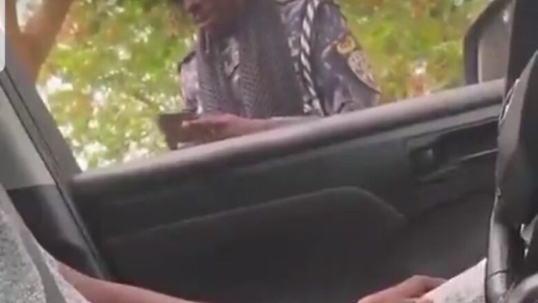 Kalli Bidiyon: Dansandan kasar Ghana na ta shan yabo bayan da ya taimakawa wani me mota da kudi kyauta