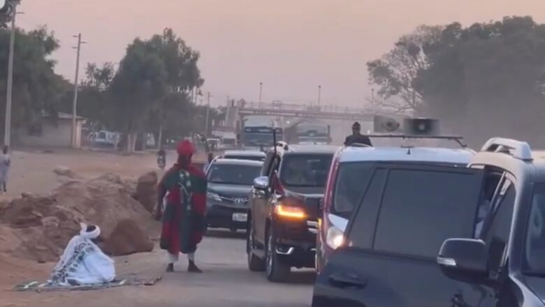 Daga Kano An gama Sarauta: Kalli Bidiyon yanda sarkin Kano ya je wucewa ta wani Kauye, Masu sarautar Gargajiya suka fito suna gaisheshi yayin da yake zaune a cikin mota