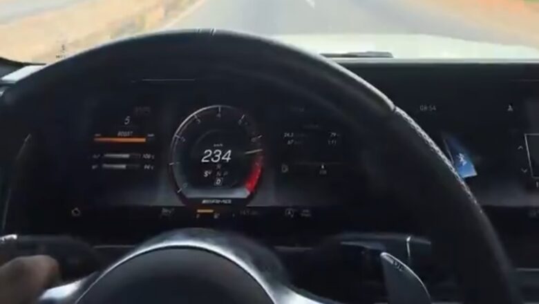 Kalli Bidiyon yanda wani yayi Gùdù da mota wanda ba’a taba ganin irinsa ba a Najeriya