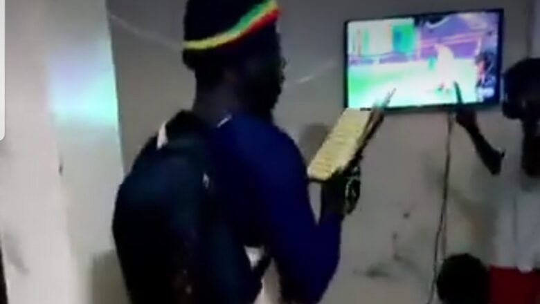 Allah Ya Karba: Kalli Bidiyon yanda wasu ‘yan kasar Senegal suka rika karanta Qur’ani yayin da suke tsaka da wasa da kasar Morocco
