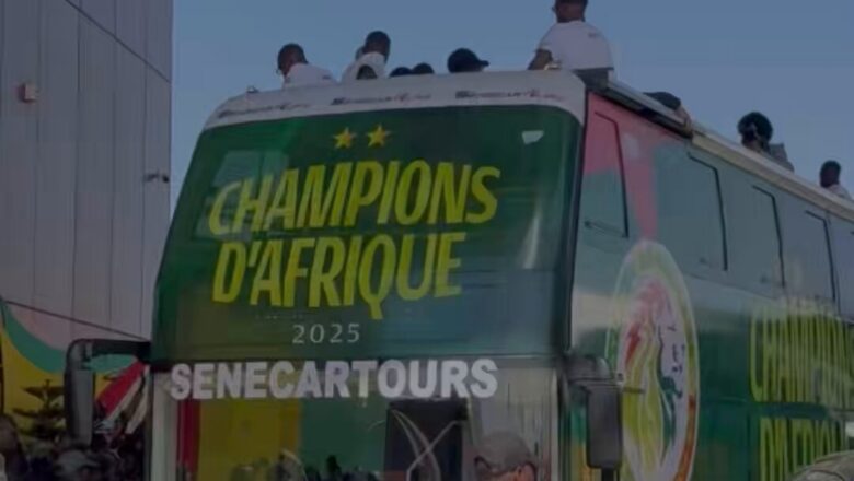 Kalli Bidiyon yanda Akawa ‘yan kwallon Senegal kyakyawar tarba inda suka yi zagaye da kofin AFCON a kasar