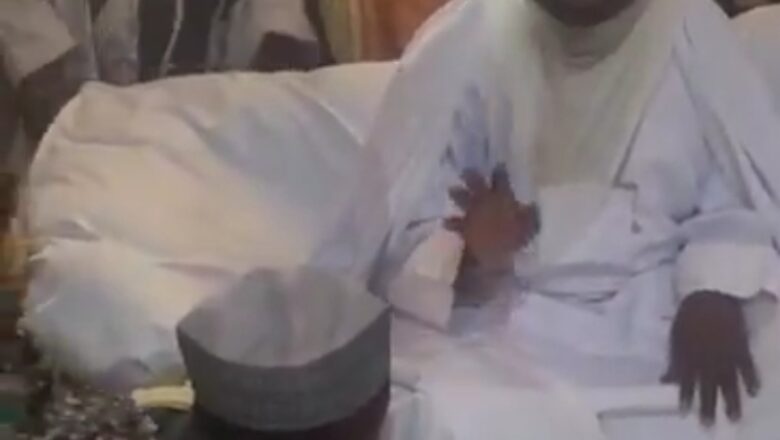 Allah Sarki, Kalli Bidiyon: A yayin da Sarki Sanusi yasa aka kawo mai Mal. Haruna da akawa iyalansa aika-aika fada ya masa Gaisuwa, shi kuwa Sarki Aminu Tashi yayi ya je har gida yawa Malam Haruna ta’aziyya