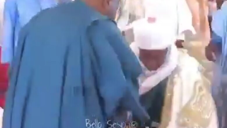 Kalli Bidiyon yanda Sarki ya duka Gwiwoyi biyu a kasa yana gaishe da Gwamnan jihar Gombe