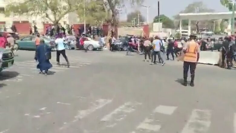 Kalli Bidiyon Da Duminsa: Yanda ma’aikatan Hukumar  kula da Abuja, FCTA suka Bi Wike da gudu yayin da yayi niyyar tserewa ta hanyar baya babu Jiniya a yayin da ma’aikatan ke Zàngà-zàngà