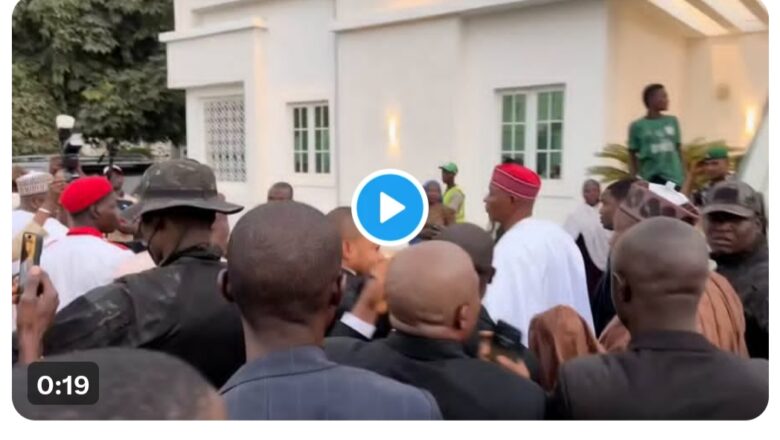 Kalli Bidiyon: Abinda Gwamnan Kano, Abba Kabir Yusuf yawa Ganduje bayan komawa jam’iyyar APC da ya dauki hankula sosai