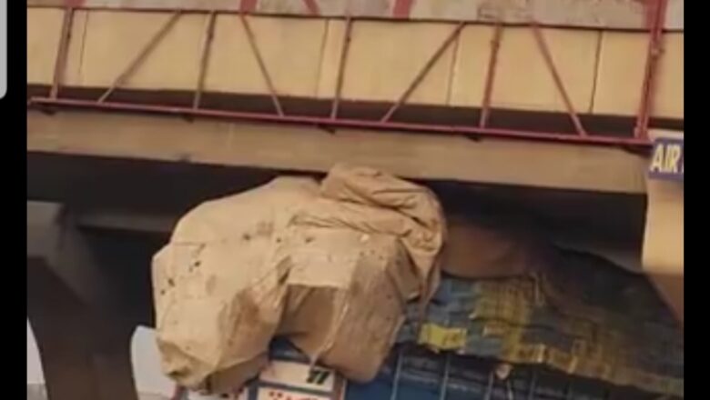 Kalli Bidiyon yanda ta kaya bayan da wannan motar ta makale a karkashin gada, Kubwa, Abuja