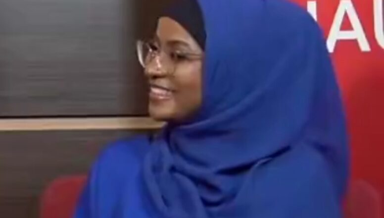 Yayin da ake ta cece-kuce akan murtuke fuska da Madina Maishanu ta yi yayin hira da Kwankwaso, ‘yan Kwankwasiyya sun nemo wata tsohuwar hira da ta yi da Sheikh Daurawa inda aka ga tana ta dariya