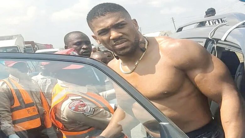 Da Duminsa: Bayan Khàdàrìn da ya faru da Anthony Joshua inda abokansa 2 suka rasa ransu, Wani cikin wanda suka taru dan taimaka musu ya sace wayar Anthony Joshua