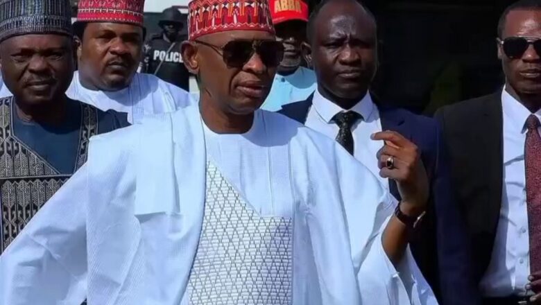 Kalli Bidiyon yanda Gwamna Abba ya tsayar da tawagar motocinsa dan taimakawa wanda Khàdàry ya rutsa dasu a titi