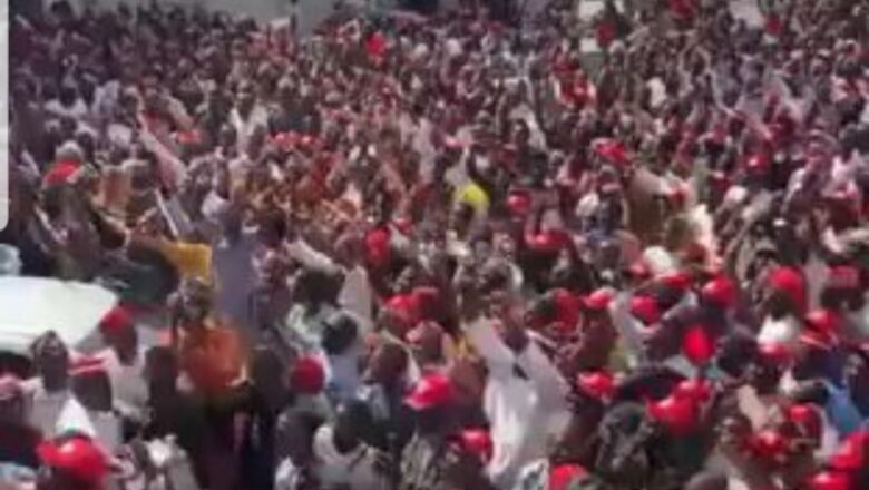 Kalli Bidiyon dandazon mutanen da suka je kofar gidan Kwankwaso dan nuna biyayya a gareshi