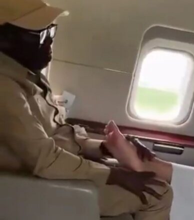 Kalli Bidiyon: Sanata Adams Oshiomhole na yiwa wata mata tausa a cikin jirgi da ya dauki hankula