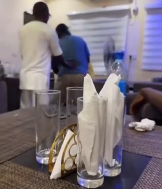 Kalli Bidiyon yanda ta kaya bayan da wata mata ta kama Mijinta da Budurwarsa a Otal