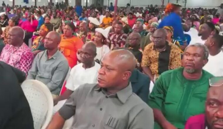 Kalli Bidiyon: Yanzu haka matarka na can tana cin amanarka da me gidan da kake haya>>Fasto ya gayawa magidanci